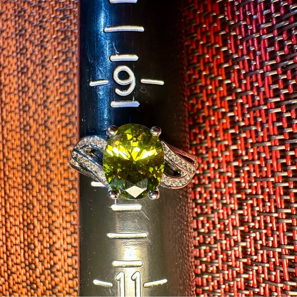 Fragrant Jewels Silver Ring with Dazzling Green Stone